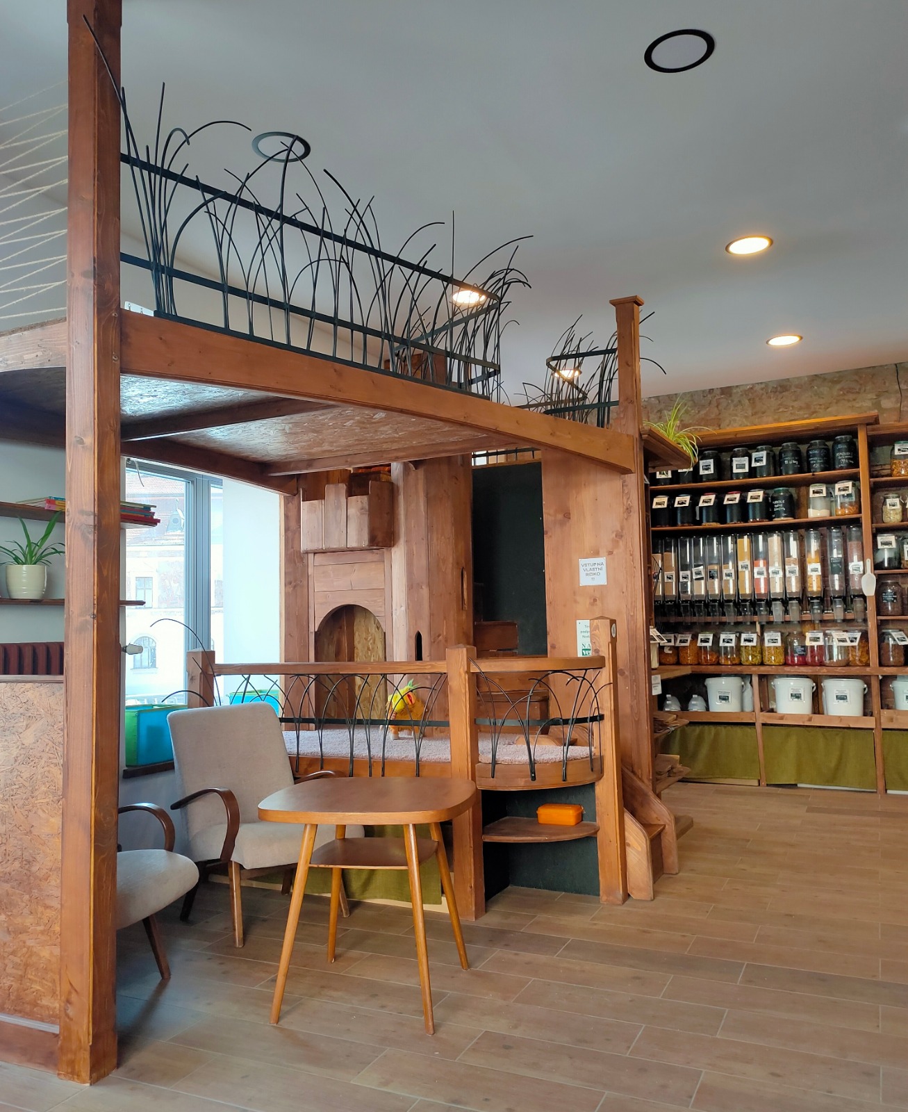 pohled do prodejny Tišnovská spižírna s dětským koutkem a stolem se židlemi